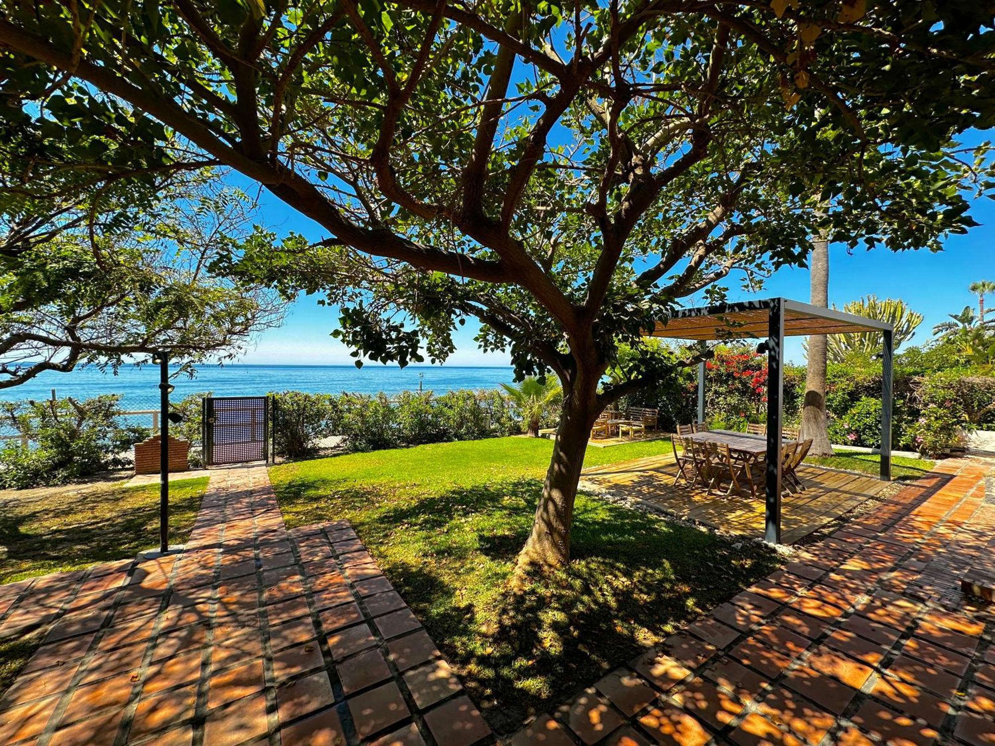Villa Alboran Beachfront 9Pax Torre de Benagalbon Buitenkant foto